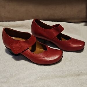 Fidji Women’s Red Mary Jane Comfort Heels Sz 38/7 New